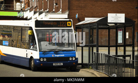 Service public exploité par bus Stagecoach group plc en attente d'écarter de Talbot Green bus station Banque D'Images