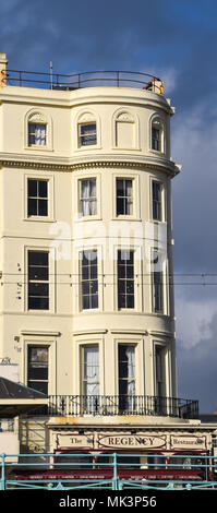Brighton, Royaume-Uni - 27 mars 2018 : Appartements au-dessus du restaurant Regency sur Kings Road Banque D'Images