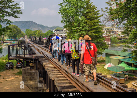 Les touristes à pied sur le pont de la rivière Kwai en Thaïlande Banque D'Images