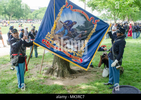 African American Civil War reenactors expliquer le drapeau régimentaire du Régiment ther 22n de couleur aux États-Unis, des troupes à Washington DC. Le rassemblement a marqué le Banque D'Images
