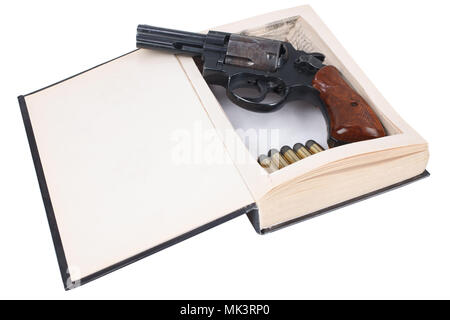 Pistolet Revolver avec cartouches caché dans un livre isolé sur fond blanc Banque D'Images