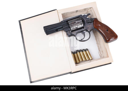 Pistolet Revolver avec cartouches caché dans un livre isolé sur fond blanc Banque D'Images