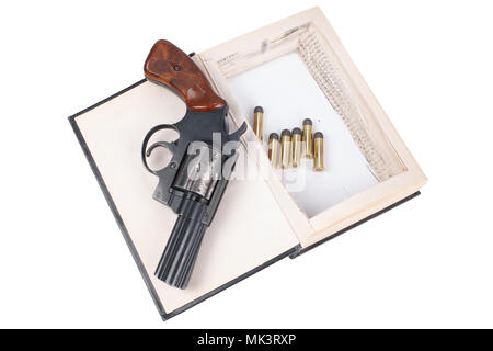 Pistolet Revolver avec cartouches caché dans un livre isolé sur fond blanc Banque D'Images