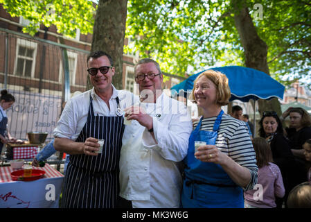 Chef Fergus Henderson de prendre un verre avec sa femme, ses collègues chef Margot et chef Jeremy Lee Banque D'Images