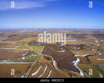 Drone aérien vue de champs agricoles arides pose au début du printemps Banque D'Images