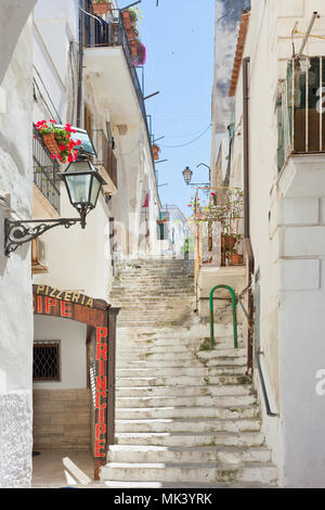 Foggia, Pouilles, Italie - MAI 2017 - escalier médiéval dans la ville de Vieste Banque D'Images