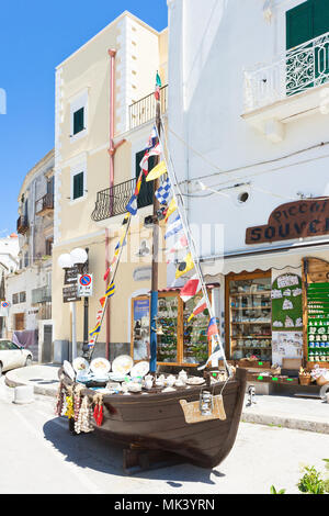 Foggia, Pouilles, Italie - MAI 2017 - voile de bateau rempli de souvenirs en face d'une boutique Banque D'Images