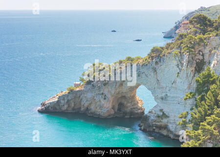 Grotta della Campana Piccola, Pouilles, Italie - grotte naturelle arch dans les falaises Banque D'Images