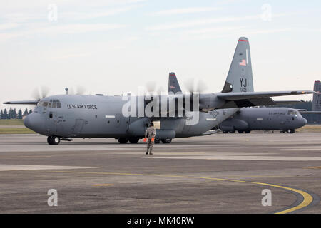 Un chef d'équipe du 374e Escadron de maintenance marshals un C-130J Super Hercules à Yokota Air Base, Japon, novembre1 2017. C'est la septième C-130J livrés à Yokota et le premier à partir de la Base aérienne de Little Rock, Ark., dans le cadre de la redistribution à l'échelle de la flotte de l'actif mis en mouvement par l'Air Mobility Command. (U.S. Air Force photo par Yasuo Osakabe) Banque D'Images