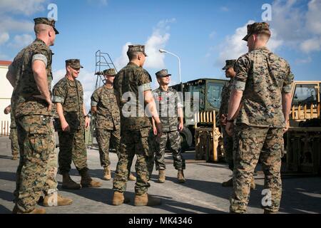 Avec les Marines américains du bataillon logistique de combat 31 et République de Corée Marines discuter de leurs capacités de l'équipement au camp Hansen, Okinawa, Japon, 2 novembre 2017. ROK Marines avec le 1er Bataillon de Corée, Marine Marine Logistics Group, a rendu visite à bec-31, la Logistique Élément de combat de la 31e unité expéditionnaire de marines, d'échanger de l'information pour renforcer l'alliance États-Unis-Corée. La 31e MEU fournit une force flexible prêt à réaliser une vaste gamme d'opérations militaires, de combat limitée à l'assistance humanitaire, tout au long de l'Indo-Asia-région du Pacifique comme le Marine Corps' seulement continuellement forwa Banque D'Images