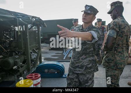 Le lieutenant-colonel Min-ho Baek, un officier d'approvisionnement avec le 1er bataillon de marines, République de Corée Marine Logistics Group Headquarters, examine les capacités du système de purification de l'eau légère au Camp Hansen, Okinawa, Japon, 2 novembre 2017. Corée du bataillon logistique de combat des Marines visité 31, la Logistique Élément de combat de la 31e unité expéditionnaire de marines, d'échanger de l'information pour renforcer l'alliance États-Unis-Corée. La 31e MEU fournit une force flexible prêt à réaliser une vaste gamme d'opérations militaires, de combat limitée à l'assistance humanitaire, tout au long de l'Indo-Asia-Pacifique reg Banque D'Images