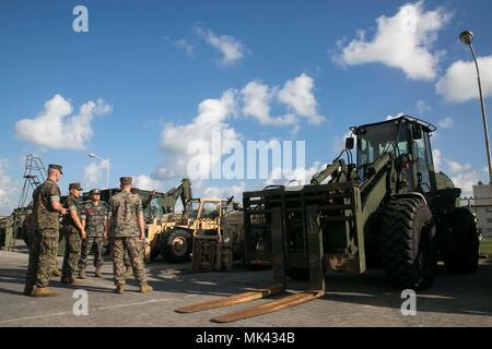 Avec les Marines américains du bataillon logistique de combat 31 et République de Corée Marines discuter les capacités du chariot élévateur au Camp Hansen, Okinawa, Japon, 2 novembre 2017. ROK Marines avec le 1er Bataillon de Corée, Marine Marine Logistics Group, a rendu visite à bec-31, la logistique de l'élément de combat avec la 31e unité expéditionnaire de marines, d'échanger de l'information pour renforcer l'alliance États-Unis-Corée. La 31e MEU fournit une force flexible prêt à réaliser une vaste gamme d'opérations militaires, de combat limitée à l'assistance humanitaire, tout au long de l'Indo-Asia-région du Pacifique comme le Marine Corps' seulement continuellement f Banque D'Images