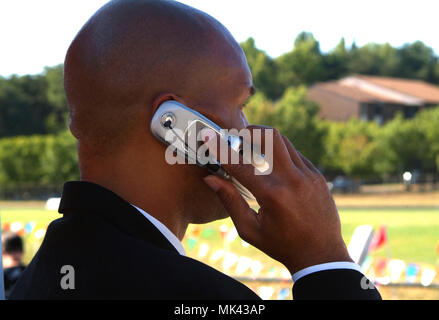 African American man talks on phone USA Banque D'Images