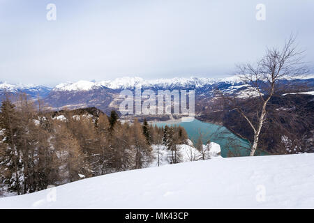 Panorama d'hiver d'Alpago et région du lac de Santa Croce, Padova, Italie Banque D'Images