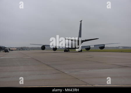 La 126e Escadre de ravitaillement en vol KC-135R Stratotanker décolle à Scott Air Force Base, Texas le 4 novembre 2017. L'avion s'est rendu les membres de la 933e Compagnie de Police Militaire d'Army National Guard de l'Illinois, d'assurer la sécurité et la protection. (Photos de la Garde nationale aérienne par la Haute Airman James Hutson) Banque D'Images