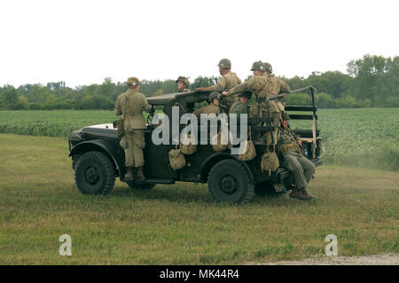 Des soldats américains dans un camion de l'armée au cours d'une reconstitution de la SECONDE GUERRE MONDIALE à Bellville, Michiganssss Banque D'Images