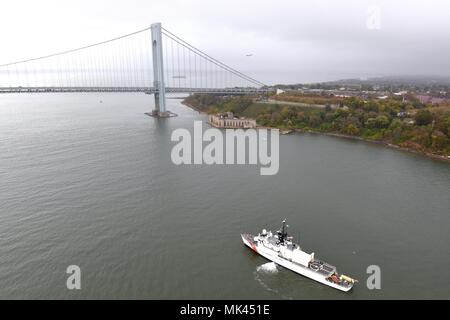 D'équipage à bord les garde-côte de Campbell patrouille près de la Verrazano Narrows Bridge-, d'assurer la sécurité pendant le marathon de New York en 2017, le 5 novembre 2017. La Garde côtière a travaillé avec le gouvernement fédéral, les états et les organismes locaux pour assurer la sécurité pendant la course. (U.S. Photo de la Garde côtière par Maître de 1re classe Sabrina Clarke) Banque D'Images