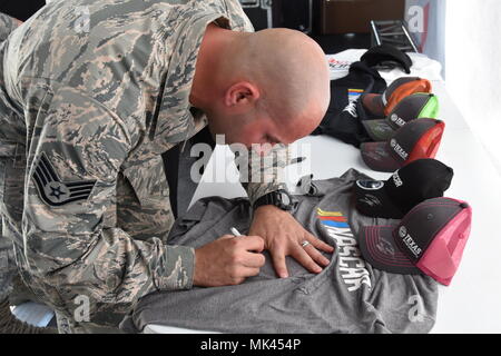 Trois service actif et citoyen réserve aviateurs rally la foule pendant la course de NASCAR le 4 novembre 2017, qualificatifs, à la Texas Motor Speedway, Fort Worth, Texas. Les Aviateurs signé t-shirts et les chapeaux qui ont été lancés dans la foule avant qu'ils n'ont parlé de leur expérience militaire, leur passion, et pourquoi ils servent. Cet événement a appuyé les efforts de recrutement pour attirer plus de pilotes et de techniciens de l'Armée de l'air. (U.S. Air Force photo/Tech. Le Sgt. Jeremy romain) Banque D'Images