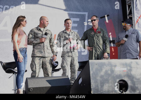 Trois service actif et citoyen réserve aviateurs rally la foule pendant la course de NASCAR le 4 novembre 2017, qualificatifs, à la Texas Motor Speedway, Fort Worth, Texas. Les aviateurs ont parlé de leur expérience militaire, leur passion, et pourquoi ils servent. Cet événement a appuyé les efforts de recrutement pour attirer plus de pilotes et de techniciens de l'Armée de l'air. (U.S. Air Force photo/Tech. Le Sgt. Jeremy romain) Banque D'Images