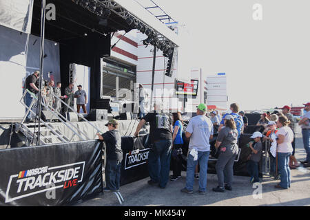 Trois service actif et citoyen réserve aviateurs rally la foule pendant la course de NASCAR le 4 novembre 2017, qualificatifs, à la Texas Motor Speedway, Fort Worth, Texas. Les aviateurs ont parlé de leur expérience militaire, leur passion, et pourquoi ils servent. Cet événement a appuyé les efforts de recrutement pour attirer plus de pilotes et de techniciens de l'Armée de l'air. (U.S. Air Force photo/Tech. Le Sgt. Jeremy romain) Banque D'Images