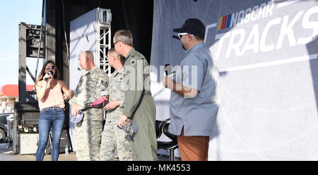 Trois service actif et citoyen réserve aviateurs rally la foule pendant la course de NASCAR le 4 novembre 2017, qualificatifs, à la Texas Motor Speedway, Fort Worth, Texas. Les aviateurs ont parlé de leur expérience militaire, leur passion, et pourquoi ils servent. Cet événement a appuyé les efforts de recrutement pour attirer plus de pilotes et de techniciens de l'Armée de l'air. (U.S. Air Force photo/Tech. Le Sgt. Jeremy romain) Banque D'Images