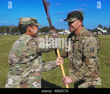 La 53e Brigade d'infanterie du colonel commandant d'équipe de combat John Haas passe l'unité couleurs pour le nouveau 753rd Brigade du génie de son nouveau commandant, le Major Jason Neumann au cours d'une cérémonie de passation de commandement au Camp Blanding, Centre de formation conjointe, en Floride, le 4 novembre 2017. L'unité nouvelle désignation apporte plus d'actif d'un ingénieur de combat pour lutter contre des opérations outre-mer et missions de secours en cas de catastrophe en Floride. Banque D'Images