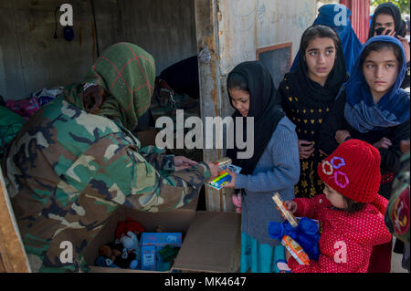 Les Commandos afghans mener une routine articles essentiels distribution à la Camp Commando clinique médicale, Kaboul, le 6 novembre 2017. Tous les éléments fournis à la femme afghane et les enfants sont donnés dans les villages locaux. Banque D'Images