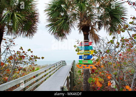 Indian Rocks, Florida City avec chemin d'accès au parc et des panneaux à l'entrée par temps nuageux jour d'automne avec en arrière-plan de l'océan. Banque D'Images