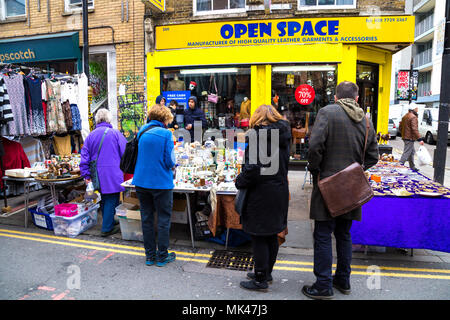 Les personnes à la recherche de stands vendant des antiquités à Brick Lane, London, UK Banque D'Images