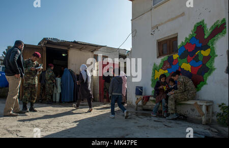 Les Commandos afghans mener une routine articles essentiels distribution à la Camp Commando clinique médicale, Kaboul, le 6 novembre 2017. Tous les éléments fournis à la femme afghane et les enfants sont donnés dans les villages locaux. Banque D'Images