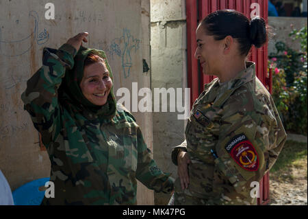 L'Adjudant-chef 3 Harrington Milfie, opérations spéciales de l'Armée nationale afghane, mentor du groupe consultatif aide à la routine des commandos afghans articles essentiels distribution à la Camp Commando clinique médicale, Kaboul, le 6 novembre 2017. Tous les éléments fournis à la femme afghane et les enfants sont donnés dans les villages locaux. Banque D'Images