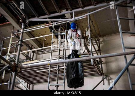 171106-N-QI061-040 Portsmouth (Virginie (nov. 06, 2017), l'Aviateur Joseph Zgonc à partir de Los Angeles, descend un sac plastique pour le pont dans la zone du porte-avions USS Dwight D. Eisenhower (CVN 69) (Ike). Ike est l'objet d'une disponibilité progressive prévue (PIA) au chantier naval de Norfolk au cours de la phase d'entretien de la flotte (Plan d'intervention optimisés OFRP). (U.S. Photo par marine Spécialiste de la communication de masse de la classe 3ème Nathan T. Barbe) Banque D'Images