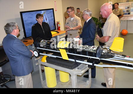 Adm arrière. John Okon (centre), explique la bataille du littoral télédétection-planeur de fonctionnalité et de multiplicateurs de force caractéristiques à Vice Adm. Jan Tighe lors de sa tournée de l'aile centre des opérations à la Naval Oceanographic Office à Stennis Space Center, Mississippi, le 6 novembre, 2017. Banque D'Images