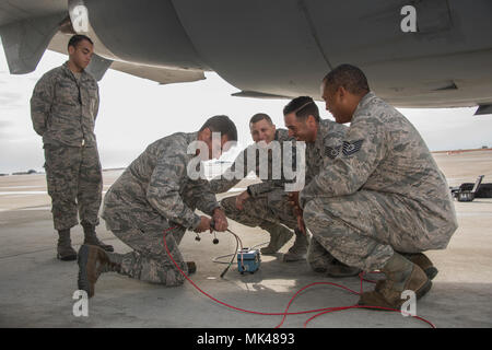 U.S. Air Force Colonel John Klein, le commandant de la 60e Escadre, la mobilité de l'Air et Chef Master Sgt. Steve Nichols, chef de commandement pour le 60 matrices, travailler avec des aviateurs 660 e Escadron de maintenance des aéronefs en service un avion KC-10 Extender, le 3 novembre 2017, Travis Air Force Base, en Californie La 660 e AMXS est responsable de la sécurité et la fiabilité de la flotte, renforçant ainsi la puissance aérienne américaine à travers le monde.(U.S. Air Force photo de Heide Table) Banque D'Images