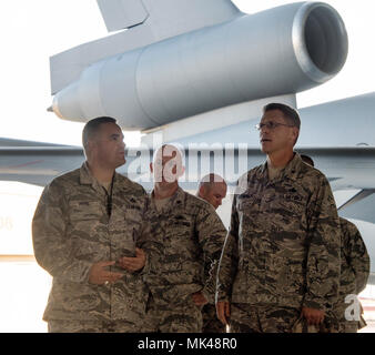 U.S. Air Force Brig. Le général Steven Bleymaier, directeur de la logistique, l'ingénierie et la protection de la Force, de l'Administration centrale, Air Mobility Command Scott Air Force Base, Ill., parle avec le chef Master Sgt. Claus Peris, 660 e Escadron de maintenance des aéronefs au cours d'une visite de Travis Air Force Base, en Californie, le 2 novembre, 2017. Bleymaier a été fournie en profondeur dans le 60e Groupe de maintenance mission et la possibilité d'interagir avec d'aviateurs de plusieurs unités différentes au cours de sa visite de deux jours. (U.S. Air Force photo de Heide Table) Banque D'Images