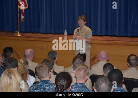 STENNIS SPACE CENTER, mademoiselle Vice Adm. Jan Tighe, Vice-chef des opérations navales de la guerre de l'information et Directeur du renseignement naval, répond à une question à un appel toutes les mains avec de l'océanographie de la Marine l'actif à Stennis Space Center. (U.S. Photo par George Lammons marine) Banque D'Images