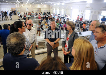 Arecibo, Puerto Rico - La sénatrice Lisa Murkowski (R-AK), président du comité sénatorial de l'énergie et des Ressources naturelles, et d'autres d'une délégation du congrès des deux membres de la Chambre et du Sénat, de recevoir des informations, le 6 novembre, à propos de l'ouverture d'un centre de secours dans la région de Arecibo, lors d'une visite à la municipalité de montagne qui avait subi de graves dommages au cours de l'Ouragan Maria. Banque D'Images