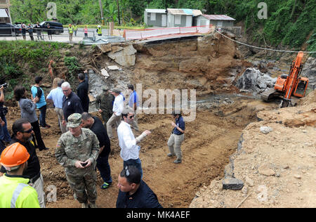 Arecibo, Puerto Rico - Membres d'une délégation du congrès observer un petit quartier, le 6 novembre, dans la région montagneuse de Arecibo municipalité qui a été isolé en raison d'un pont emporté et durement touchées par les glissements de terrain au cours de l'Ouragan Maria. La délégation, conduite par la sénatrice Lisa Murkowski (R-AK), président du comité sénatorial de l'énergie et des Ressources naturelles, a effectué une visite de deux jours aux îles Vierges américaines et Porto Rico pour voir de première main les zones touchées par la tempête et les efforts de secours.. Banque D'Images