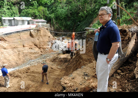 Arecibo, Puerto Rico - Le sénateur Al Franken (D-MN) observe l'emplacement d'un pont emporté dans la municipalité de montagne d'Arecibo lors d'une délégation du congrès américain visite des zones touchées par l'Ouragan Maria et de secours le 6 novembre. La délégation était dirigée par la sénatrice Lisa Murkowski (R-AK), président du comité sénatorial de l'énergie et des Ressources naturelles, dont Franken est également membre. Banque D'Images