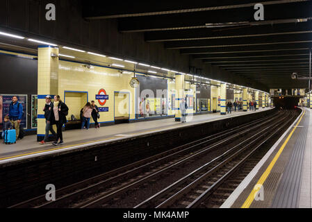 Londres, UK - Appril 28, 2018 : personnes en attente sur la plate-forme à la station de métro Aldgate East Banque D'Images