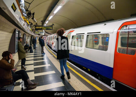 Londres, UK - Appril 28, 2018 : train de tube à la plate-forme à la station de métro Waterloo Banque D'Images