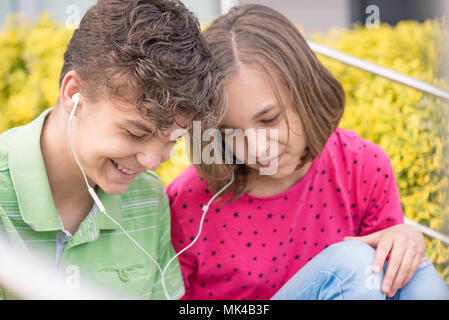 Teen boy and girl with headphones Banque D'Images