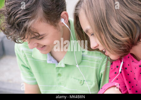 Teen boy and girl with headphones Banque D'Images