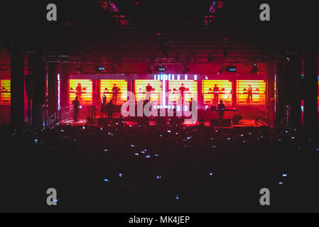 Turin, Italie. Le 05 mai, 2018. Le groupe de rock anglais ordre nouveau spectacle sur scène à Turin pour leur unique concert italien à l'Officine Grandi Riparazioni (OGR).ss Crédit : Alessandro Bosio/Pacific Press/Alamy Live News Banque D'Images