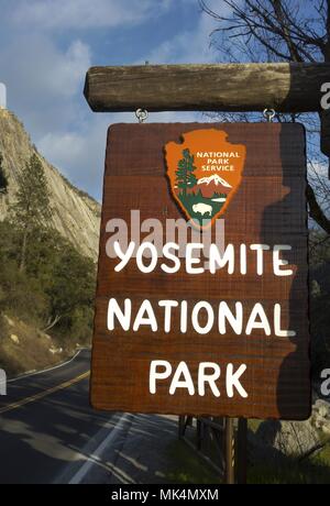 Le Panneau Yosemite National Park L entr e Du Parc Sur La Highway 120 le-panneau-yosemite-national-park-l-entr-e-du-parc-sur-la-highway-120