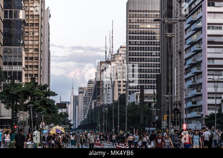 En 2018, mai, Sao Paulo, Brésil. Les personnes et les bâtiments sur un dimanche à la célèbre Avenue Paulista. Le dimanche, l'avenue est fermé pour les voitures et ouvert à Banque D'Images