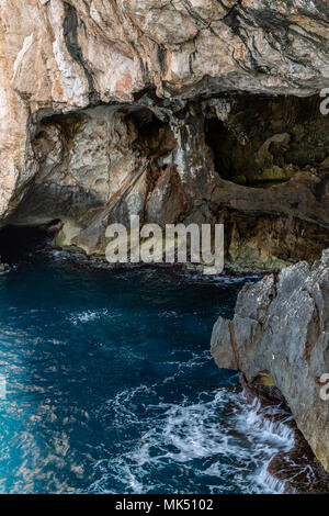 À l'entrée de la grotte de Neptune sur 'Capo Caccia' sur l'île de la Sardaigne Banque D'Images