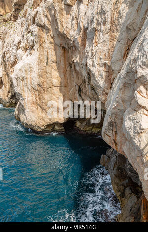 À l'entrée de la grotte de Neptune sur 'Capo Caccia' sur l'île de la Sardaigne Banque D'Images