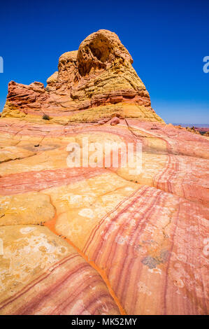 Rouge et violet coloré de bandes dans les formations de roche de grès au sud de la zone d'accès Cottonwood Coyote Buttes Vermilion Cliffs National Monument Arizona US Banque D'Images