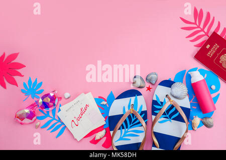 En-tête avec des tongs, des lunettes de soleil et écran solaire sur un fond rose avec copie espace. Vacances d'été féminins indispensables de concept. Télévision voyages colorés avec des feuilles tropicales. Banque D'Images